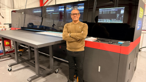Alan Edwards with the new EFI VUTEk M3h printer