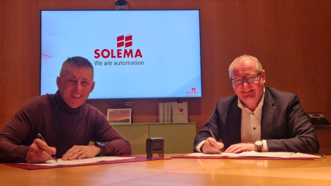 Solema's Luca Parsini (L), and Kolbus UK's Greg Bird sign the partnership agreement.