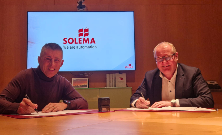 Solema's Luca Parsini (L), and Kolbus UK's Greg Bird sign the partnership agreement.