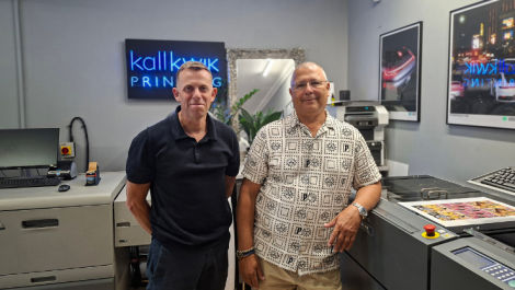 The Kall Kwik Ealing team with the Duplo DC-648 slitter cutter creaser