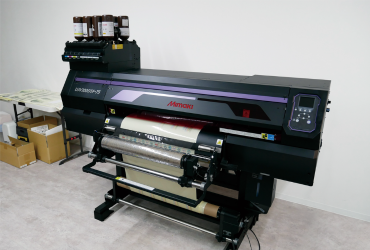 The UJV300DTF-75 UV-DTF printer installed at f.delight’s Machida facility in Tokyo