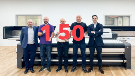 swissQprint’s Erskine Stewart (right) and Steven Pridham (left) celebrate 150 installs with Fine Print Services’ Aaron Warner, Simon Thompson and Kevin Hall. 